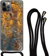 Hoesje met koord Geschikt voor iPhone 13 Pro Max - Goud - Metaal - Roest print - Grijs - Abstract - Patroon - Siliconen - Crossbody - Backcover met Koord - Telefoonhoesje met koord - Hoesje met touw