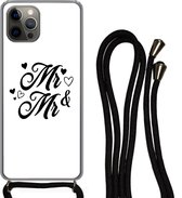 Hoesje met koord Geschikt voor iPhone 13 Pro Max - Quotes - Hart - 'Mr & Mr' - Spreuken - Siliconen - Crossbody - Backcover met Koord - Telefoonhoesje met koord - Hoesje met touw