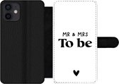 Bookcase Geschikt voor iPhone 12 telefoonhoesje - Quotes - 'Mr & Mrs to be' - Spreuken - Trouwen - Met vakjes - Wallet case met magneetsluiting