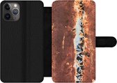 Bookcase Geschikt voor iPhone 11 Pro Max telefoonhoesje - Plaat - Staal - Roest print - Met vakjes - Wallet case met magneetsluiting