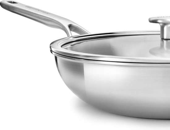 Roestvrijstalen pan met glazen deksel en RVS handvat, close-up.