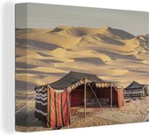 Canvas Schilderij Een rode tent in een woestijn - 120x90 cm - Wanddecoratie