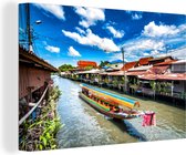 Canvas Schilderij Boot in een rivier bij de drijvende markt in Thailand - 120x80 cm - Wanddecoratie