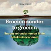 Boek "Groeien zonder te groeien". Een boom groeit op een eiland boven en onder water. Tekst: "Groeien zonder te groeien. Succesvol ondernemen in de betekeniseconomie". TONY DE BREE