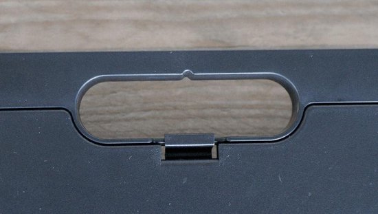 Détail de la poignée d'un coussin noir pour ordinateur portable.