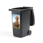 Container sticker Honden Quotes - Honden quote 'Dog mom' met een hond op de achtergrond Klikosticker - 40x60 cm - kliko sticker - weerbestendige containersticker