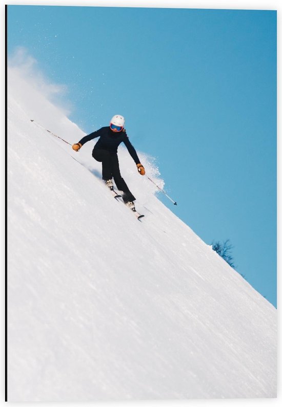 Dibond - Vrouw aan het Skiën in de Sneeuw - 40x60cm Foto op Aluminium (Met Ophangsysteem)