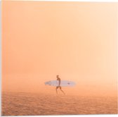 Acrylglas - Surfer Lopend op het Strand - 50x50cm Foto op Acrylglas (Met Ophangsysteem)