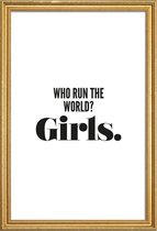 JUNIQE - Poster met houten lijst Run Girls -40x60 /Wit & Zwart