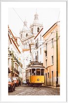 JUNIQE - Poster in kunststof lijst Tram in Lissabon -20x30 /Geel &