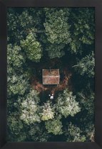 JUNIQE - Poster met houten lijst Verborgen hut - luchtfotografie