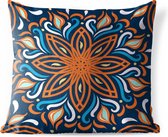 Buitenkussens - Tuin - Vierkant patroon op een donkerblauwe achtergrond met een oranje bloem en versiersels - 60x60 cm