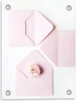 Tuinposter – Roze Enveloppen met Roze Bloem - 30x40cm Foto op Tuinposter  (wanddecoratie voor buiten en binnen)
