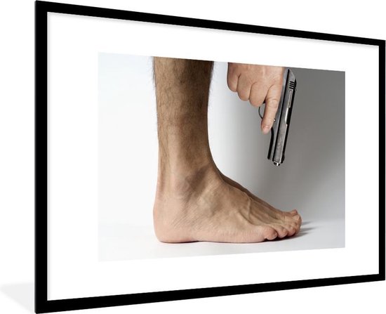 incl. Poster - Jezelf in voet schieten 90x60 cm - Posterlijst | bol.com