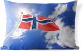 Sierkussen Vlag Noorwegen voor buiten - Vlag van Noorwegen met een blauwe hemel - 50x30 cm - rechthoekig weerbestendig tuinkussen / tuinmeubelkussen van polyester