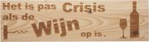MemoryGift: Massief houten Tekst Bord: Het is pas Crisis als de Wijn op is (Wijnfles en glas) (Kurkentrekker)