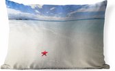 Sierkussen Zeester voor buiten - Een rode zeester is aangespoeld op het strand - 50x30 cm - rechthoekig weerbestendig tuinkussen / tuinmeubelkussen van polyester