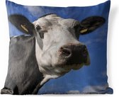 Sierkussen Friese koe voor buiten - Een Friese koe met een witte kop - 45x45 cm - vierkant weerbestendig tuinkussen / tuinmeubelkussen van polyester