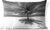 Buitenkussens - Tuin - Kokospalm op het witte zand van Mo'orea in zwart wit - 60x40 cm
