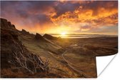 Poster Zonsondergang achter de bergen op het eiland Skye in Schotland - 180x120 cm XXL