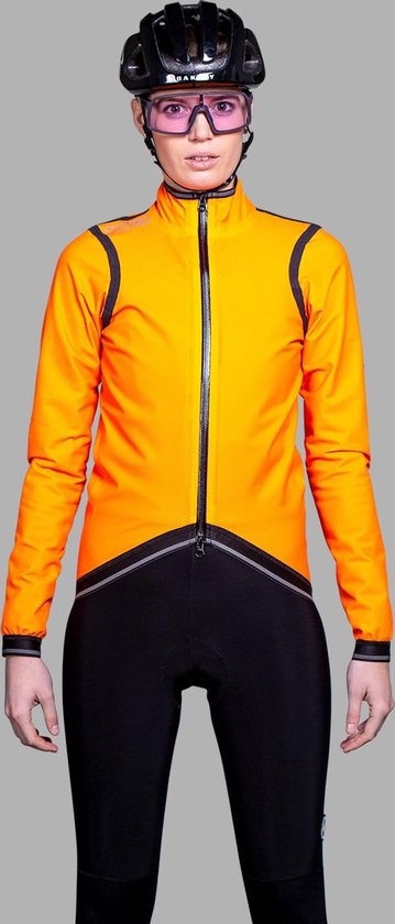 Model in een oranje fietsjack met zwarte fietsbroek, helm en roze bril.