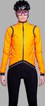 Model in een oranje fietsjack met zwarte fietsbroek, helm en roze bril.