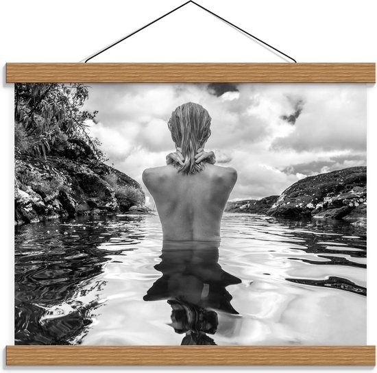 Schoolplaat – Naakte Vrouw in het Water (zwart/wit) - 40x30cm Foto op Textielposter (Wanddecoratie op Schoolplaat)