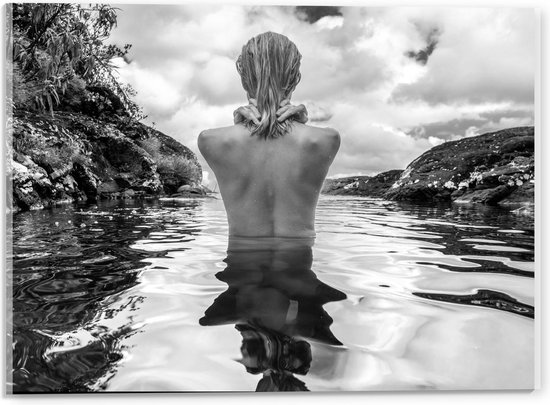 Acrylglas - Naakte Vrouw in het Water (zwart/wit) - 40x30cm Foto op Acrylglas (Wanddecoratie op Acrylglas)