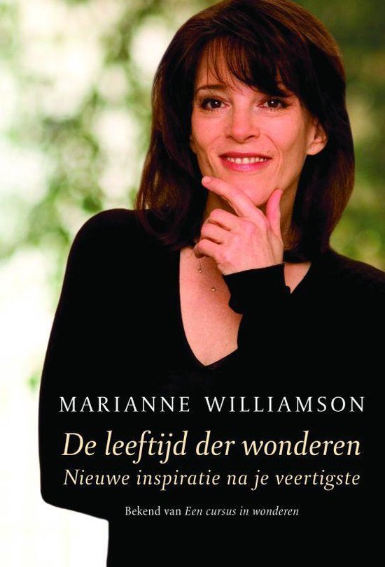 Marianne Williamson met een zwarte V-hals trui. De tekst luidt 'De leeftijd der wonderen'.