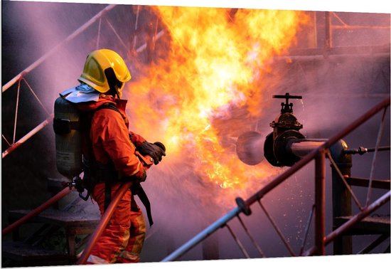 Dibond - Brandweerman bij Brandende Trap in Actie - 150x100cm Foto op Aluminium (Met Ophangsysteem)
