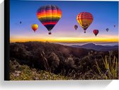 Canvas  - Regenboogkleurige Luchtballonnen boven Berggebied - 40x30cm Foto op Canvas Schilderij (Wanddecoratie op Canvas)