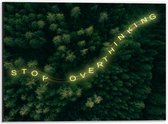 Dibond - ''Stop Overthinkinh'' over Bomen van Bos - 40x30cm Foto op Aluminium (Wanddecoratie van metaal)