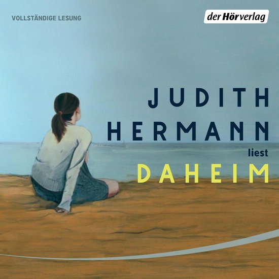Een vrouw zit op het strand met haar rug naar de camera, kijkend naar de zee. Titel: JUDITH HERMANN liest DAHEIM.