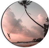 Dibond Wandcirkel - Man op Touw op Verlaten Strand - 20x20cm Foto op Aluminium Wandcirkel (met ophangsysteem)