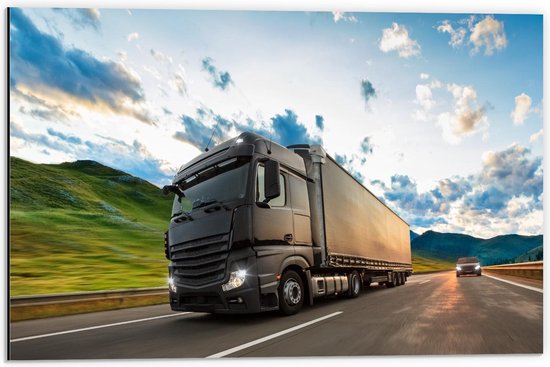 Dibond - Zwarte Vrachtwagen Tussen de Bergen - 60x40cm Foto op Aluminium (Met Ophangsysteem)