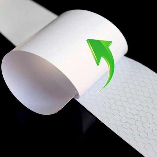 Afrolende witte reflecterende tape met honingraatpatroon en groene pijl.