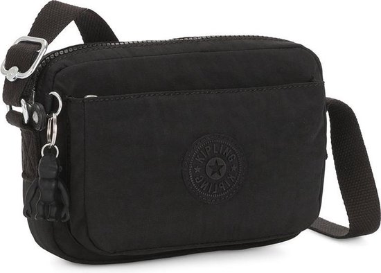 Zwarte Kipling schoudertas met een ronde Kipling-badge en een aap-sleutelhanger.