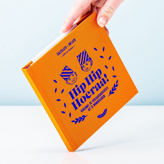 Close-up van een oranje boek met de tekst 'Hip Hip Hoera!' en twee poppetjes.