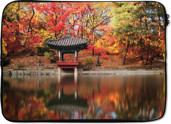 Laptophoes 13 inch - Een paviljoen tussen de gekleurde bladeren in Changdeokgung - Laptop sleeve