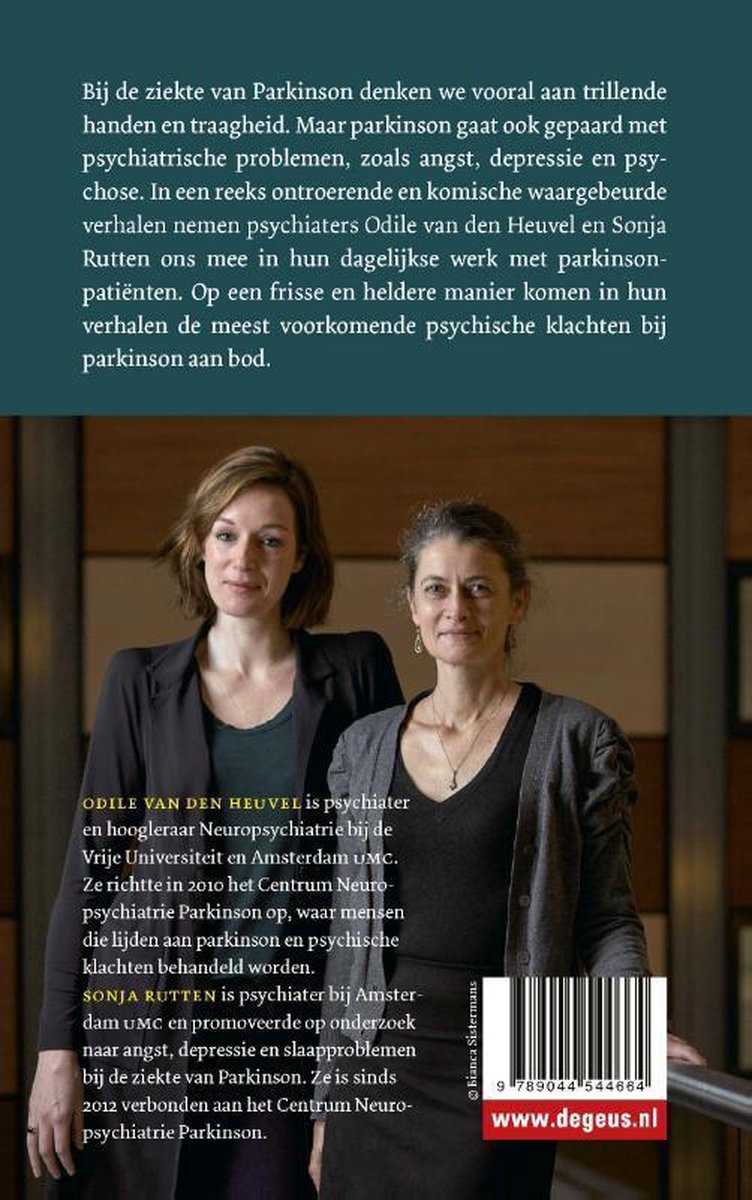 Twee vrouwen staan naast elkaar. Odile van den Heuvel draagt een zwart jasje en Sonja Rutten een grijs vest. Achtergrond met boeken.