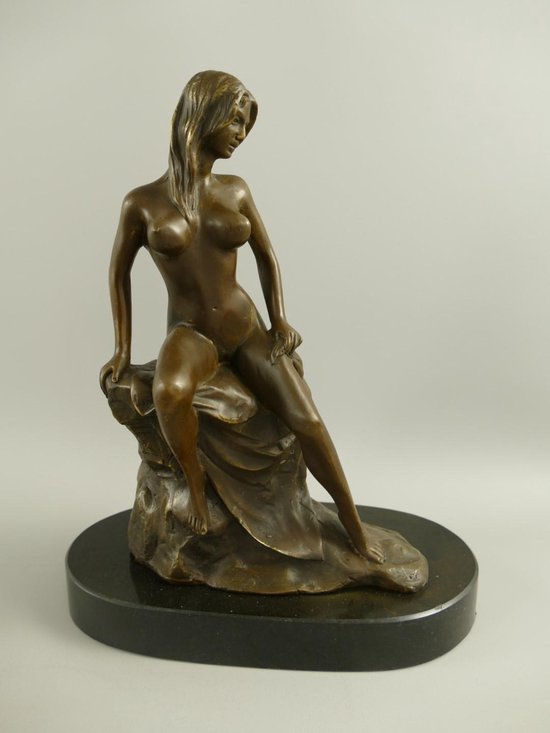 Bronzen beeld - Naakte vrouw op een rots - Erotisch sculptuur - 27 cm hoog