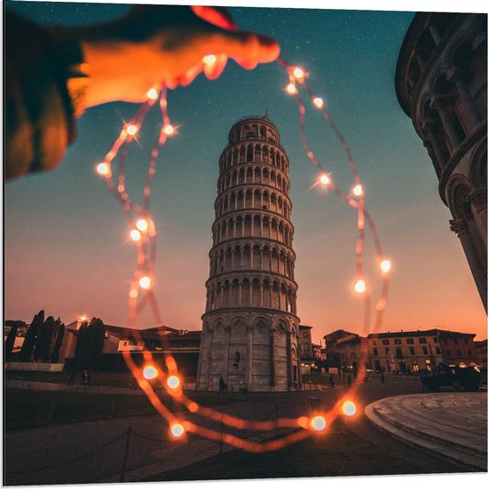 Dibond - Toren van Pisa met Lichtjes - 80x80cm Foto op Aluminium (Wanddecoratie van metaal)