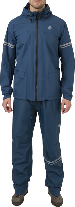 Man in een volledig blauw regenpak met jas en broek, staande pose.