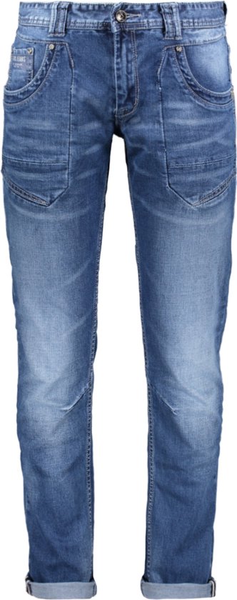 Een stonewashed blauwe jeans met extra naden op de bovenbenen en opgerolde broekspijpen.