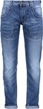 Een stonewashed blauwe jeans met extra naden op de bovenbenen en opgerolde broekspijpen.