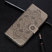 Mandala Embossing Pattern Horizontal Flip Leather Case voor Huawei Y6 (2019) & Y6 Pro (2019) & Enjoy 9E, met houder & kaartsleuven & portemonnee & fotolijst & lanyard (grijs)