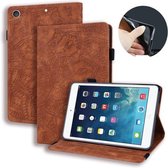 Voor iPad 10.2 inch 2019 Kalfspatroon Dubbel Opvouwbaar Design Reliëf Leren Hoes met houder & kaartsleuven & pennensleuf & elastische band (bruin)