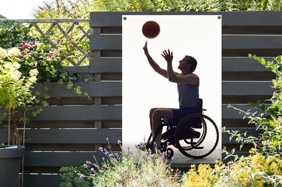 Une silhouette d'un basketteur en fauteuil roulant qui tire le panier Affiche de jardin 80x120 cm - Toile de jardin / Toile d'extérieur / Peintures d'extérieur (décoration de jardin)