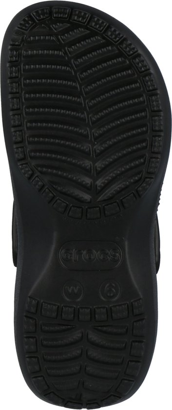 Zool van een zwarte Crocs Classic Platform Clog met merklogo en maatindicatie.