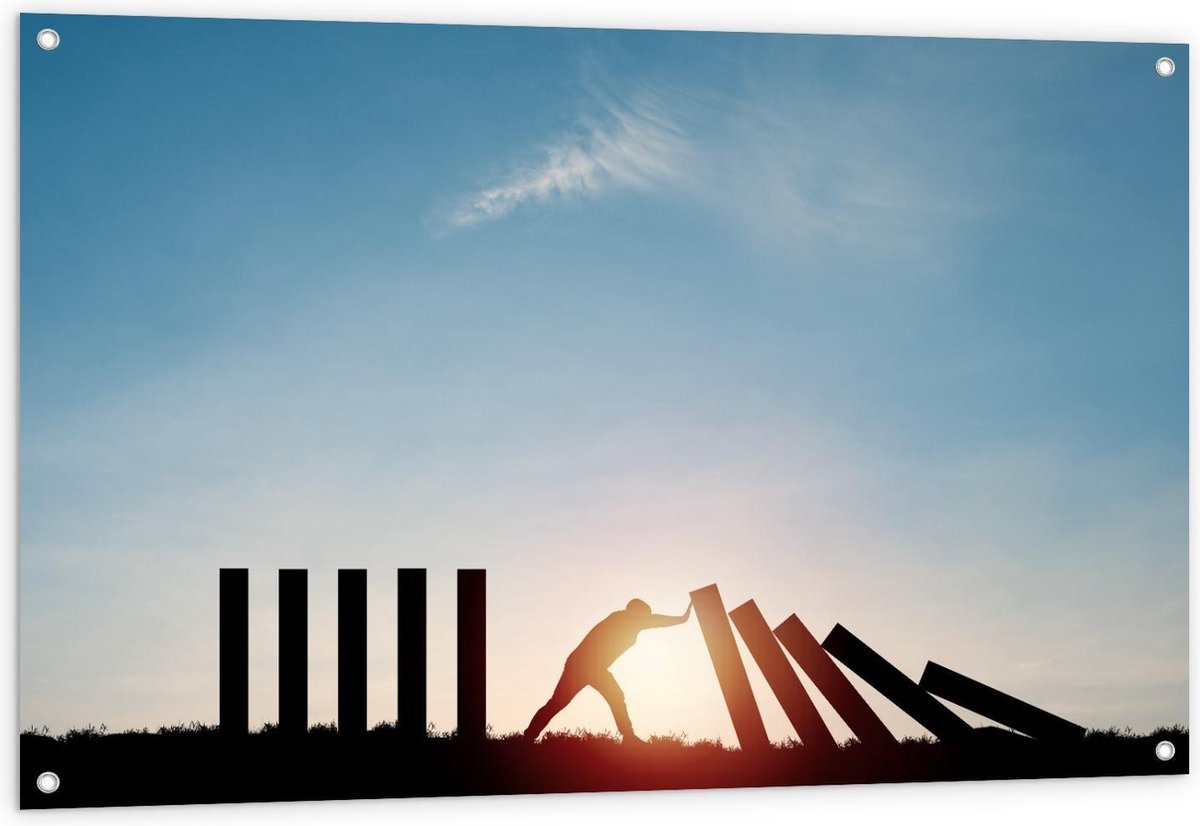 Tuinposter – Persoon duwend tegen Palen - 120x80cm Foto op Tuinposter (wanddecoratie voor 